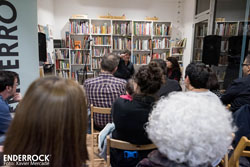 Concert d'Invisible Harvey a la llibreria Atzavara de Barcelona 